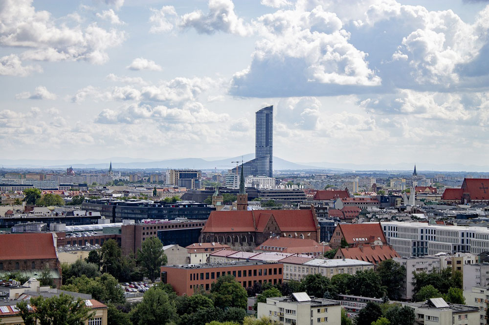 Wrocławskie Krzyki z wieżowcem Sky Tower w tle