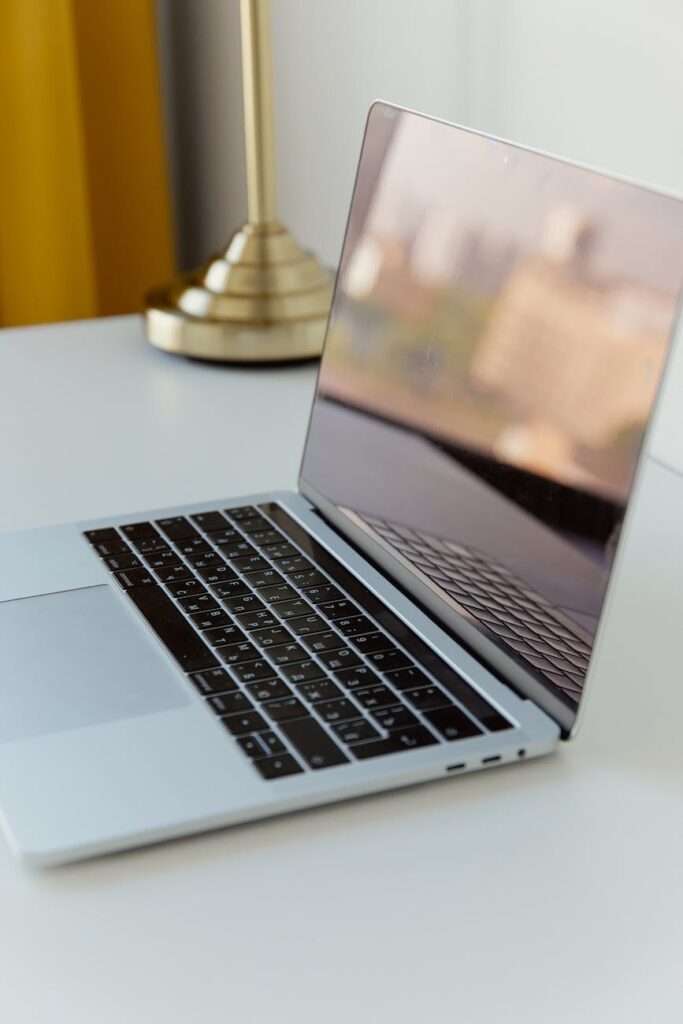 Laptop na biurku w nowoczesnym miejscu pracy