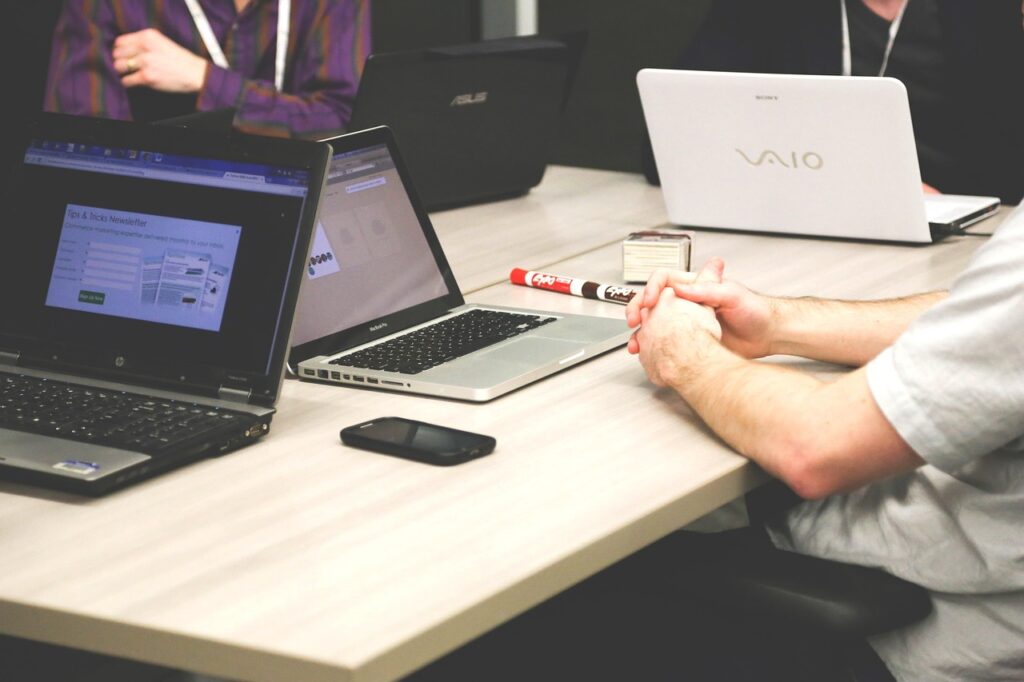 Spotkanie biznesowe z laptopami na stole